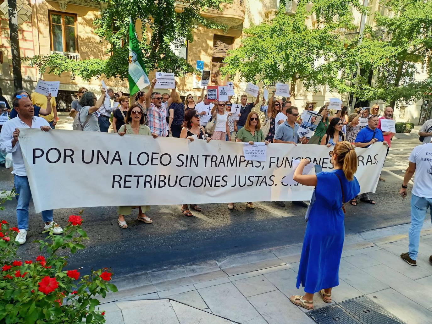 Los huelguistas que no han abandonado la lucha, este jueves en Gran Vía.