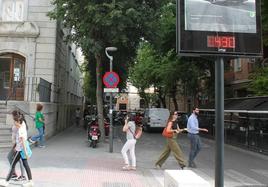 Termómetro de la calle Arquitecto Berges de la capital, frente a la comisaría, marcando 43 grados, en una imagen de archivo.