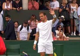 Carballés saluda al público tras un partido en Wimbledon.