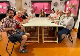 Reunión de artesanos con representantes de la Junta de Andalucía.