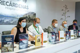 La entrega de los lotes de libros se celebró en el Hospital Universitario Torrecárdenas.