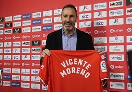 Vicente Moreno sonríe en su presentación.