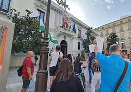 Los huelguistas, durante el acto desarrollado este viernes frente al Ayuntamiento de la capital.