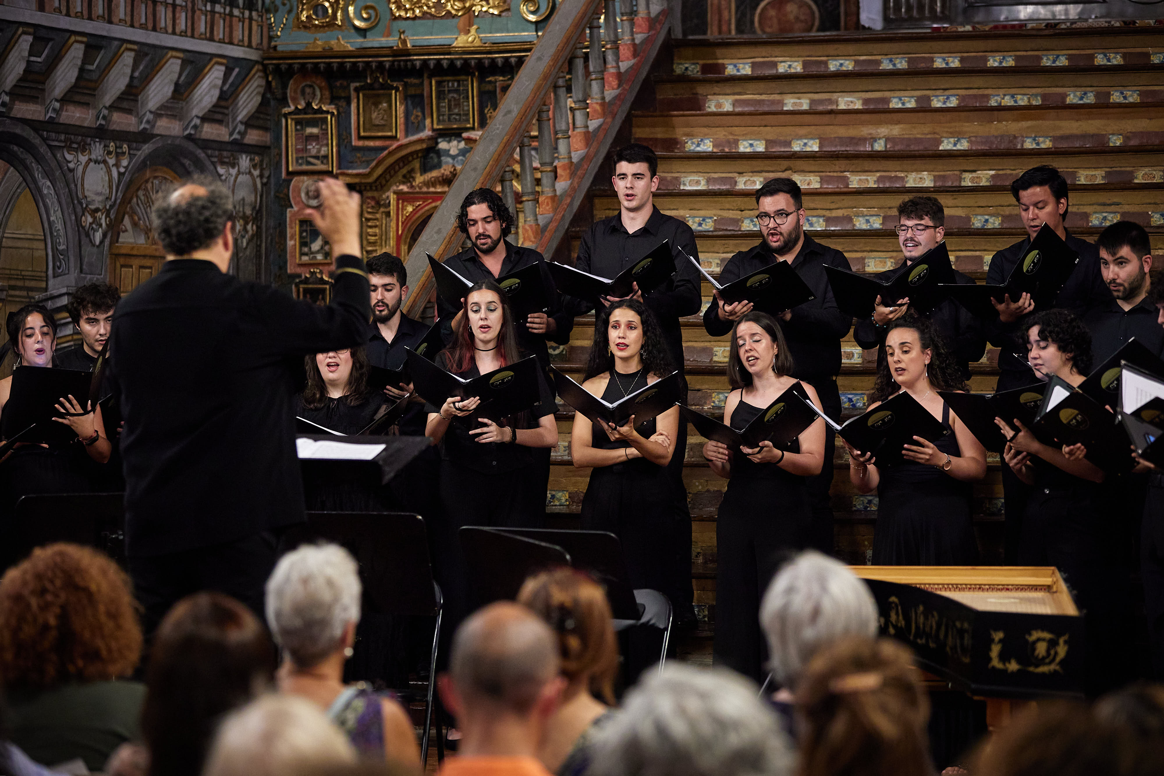 Actuación del coro en Santa Isabel la Real.