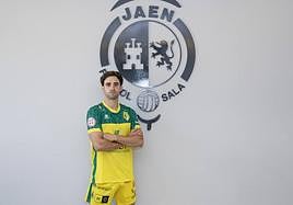 El ala-cierre madrileño, Pablo del Moral, posa junto al escudo.