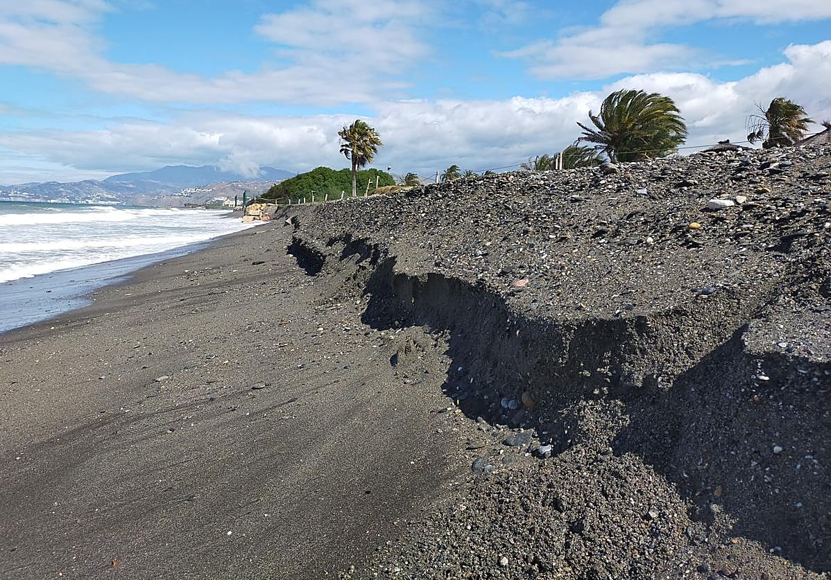 Con el espigón de Playa Granada se acabará por fin con el escalón que destroza la playa de forma recurrente.