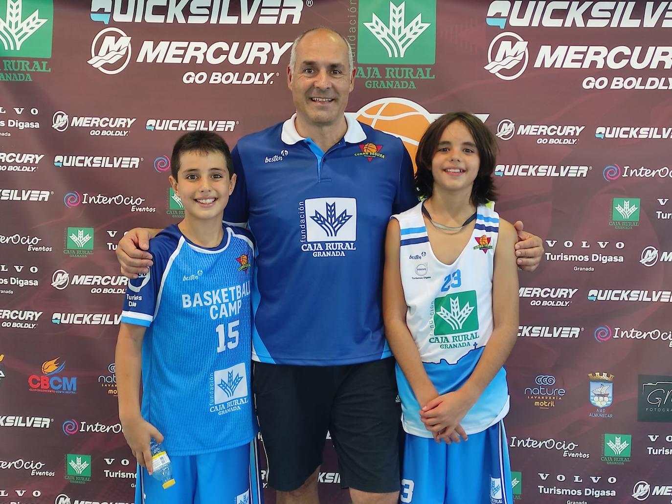 Curro Segura posa con dos participantes de su campus.