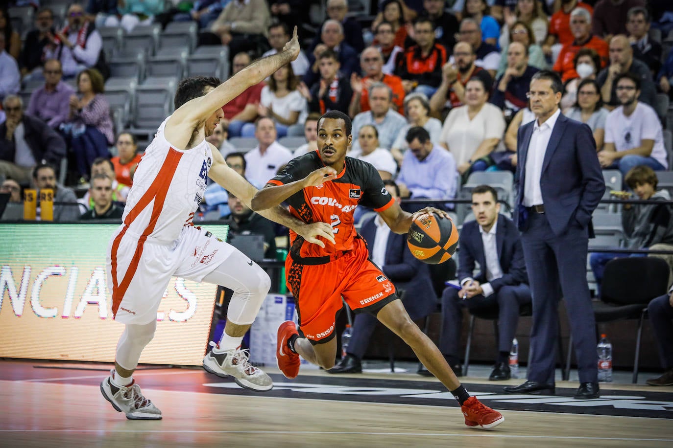 Alex Renfroe (d) buscar desbordar a Juan Pablo Vaulet, del Baxi Manresa.