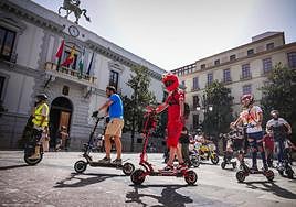 La concentración de patinetes, a su paso por el ayuntamiento.