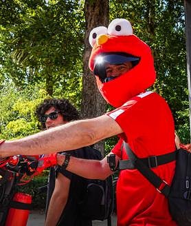 Imagen secundaria 2 - «Solo queremos lo que dice la DGT: ir por la calzada»