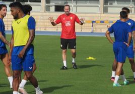 Vicente Moreno da sus primeras instrucciones a los jugadores en la sesión inicial de la pretemporada.