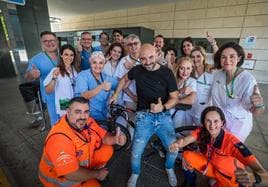 Sergio, de negro en el centro, posa sobre su bicicleta junto a los profesionales del 061 y el Hospital Clínico que le salvaron la vida hace justo un año.