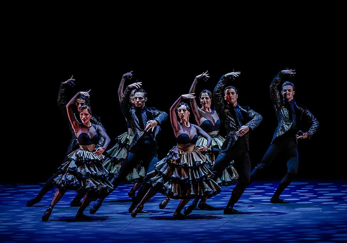 Parte de la Compañía de Antonio Najarro, durante 'Querencia', en el teatro del Generalife.