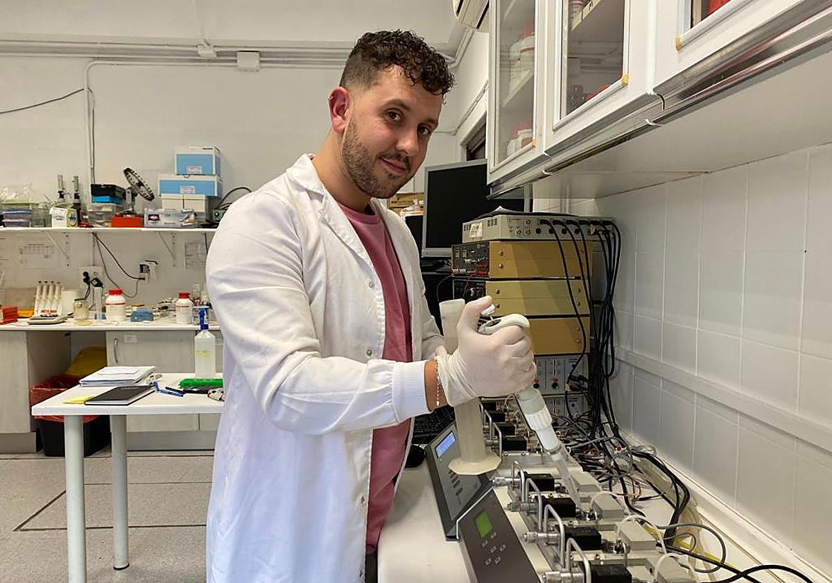 Miguel Ángel Olivencia, en el laboratoro