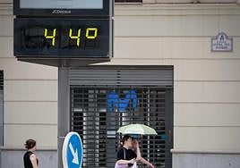 Los termómetros de Granada, disparados este lunes.