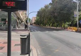 Termómetro en la Avenida de Madrid de la capital en la tarde de este domingo, con la ciudad desierta.