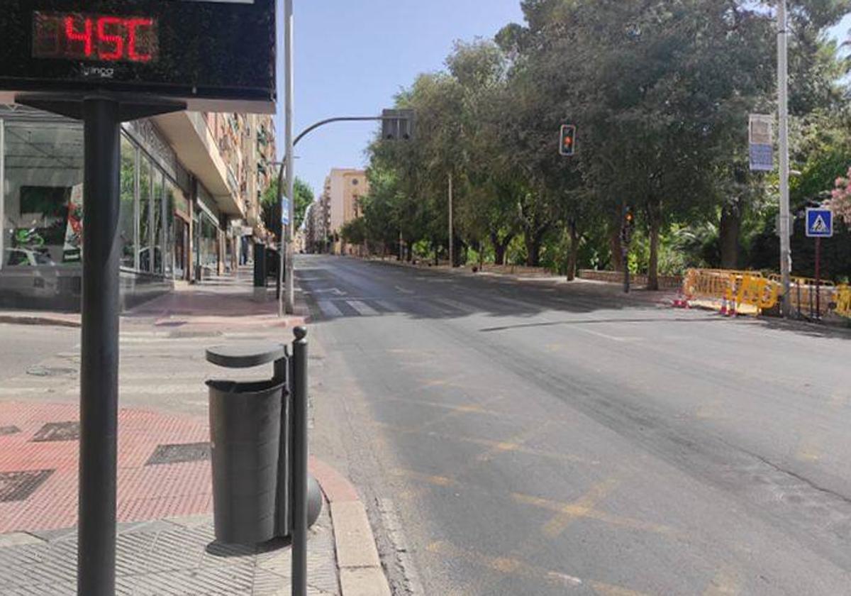 Termómetro en la Avenida de Madrid de la capital en la tarde de este domingo, con la ciudad desierta.