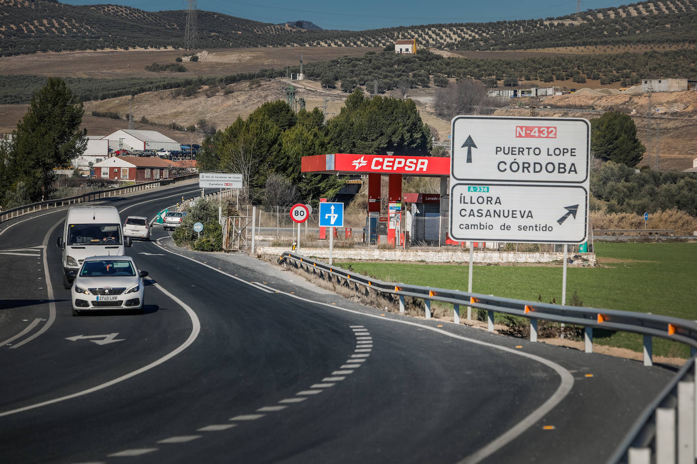 La entrada de Pinos Puente, donde confluye el acceso a los nuevos tramos de autovía, la GR-43 y la vieja N-432.