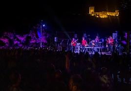 Actuación de La Plazuela en lo alto del barrio del Tomillo, con el Castillo de Santa Catalina al fondo