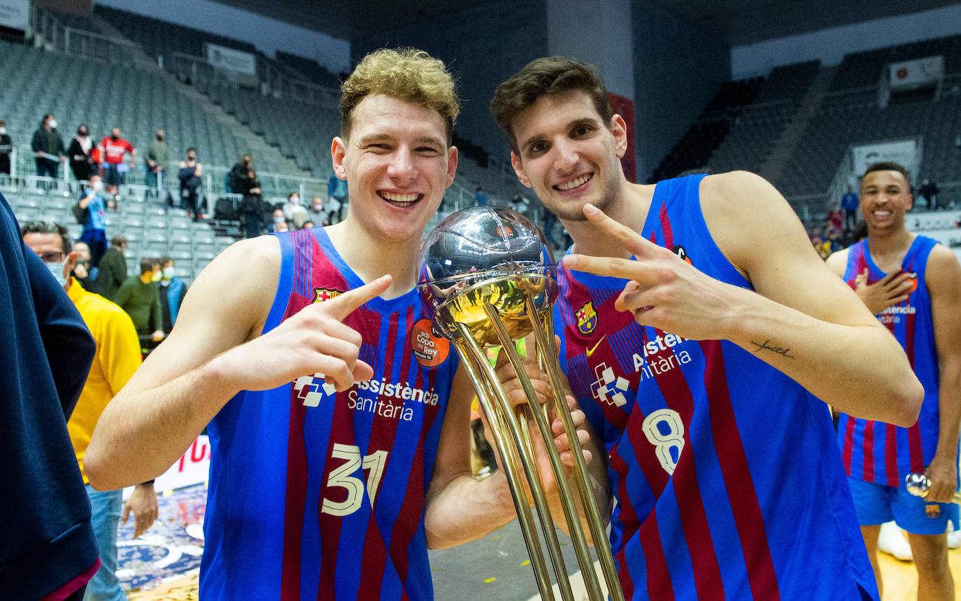 Sergi Martínez (d) celebra con Rokas Jokubaitis el título de la Copa del Rey 2022 en el Palacio de los Deportes de Granada.