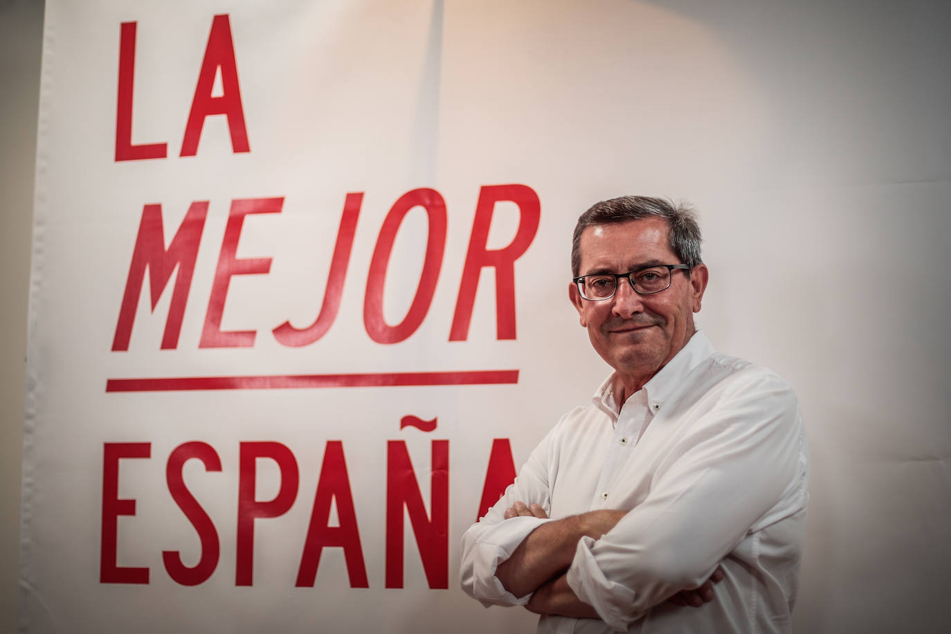 José Entrena en la sede del PSOE provincial con el lema de campaña socialista para este 23-J.