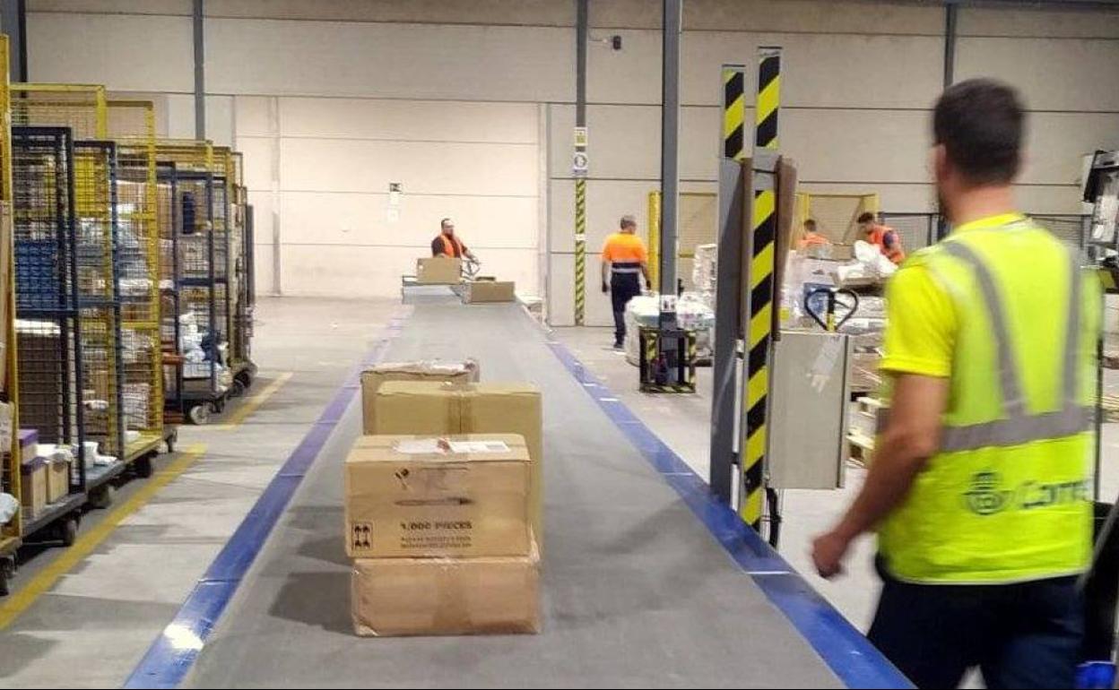 Paralizan la actividad en el Centro de Clasificación de Correos de Viator por el calor