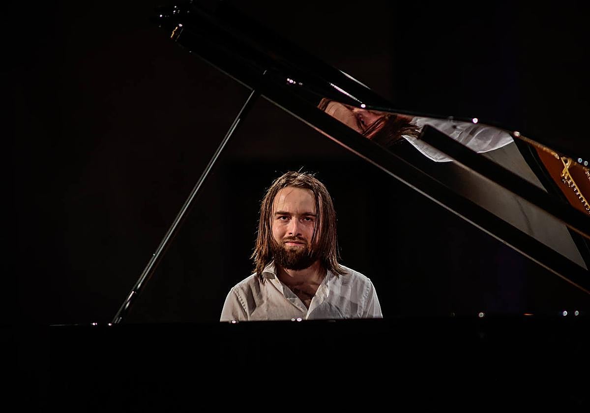 El pianista mira a la cámara durante su interpretación.