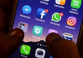 Tres vecinos de Granada estafan 9.000 euros con el «falso hijo» por Whatsapp.