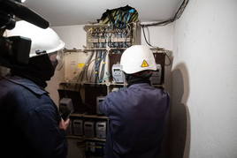 Un operario de Endesa inspecciona los contadores de un bloque, en una foto de archivo