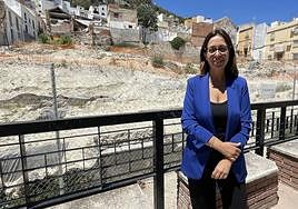 La concejal socialista África Colomo, junto a los restos arqueológicos del solar de Santiago.