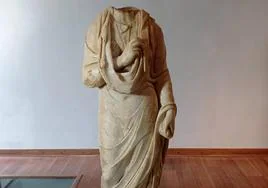 Escultura femenina de mármol de época romana hallada en octubre.