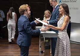 Pedro Juan Aránguez recoge su beca de posgrado en el extranjero de Fundación la Caixa de manos de la Reina.