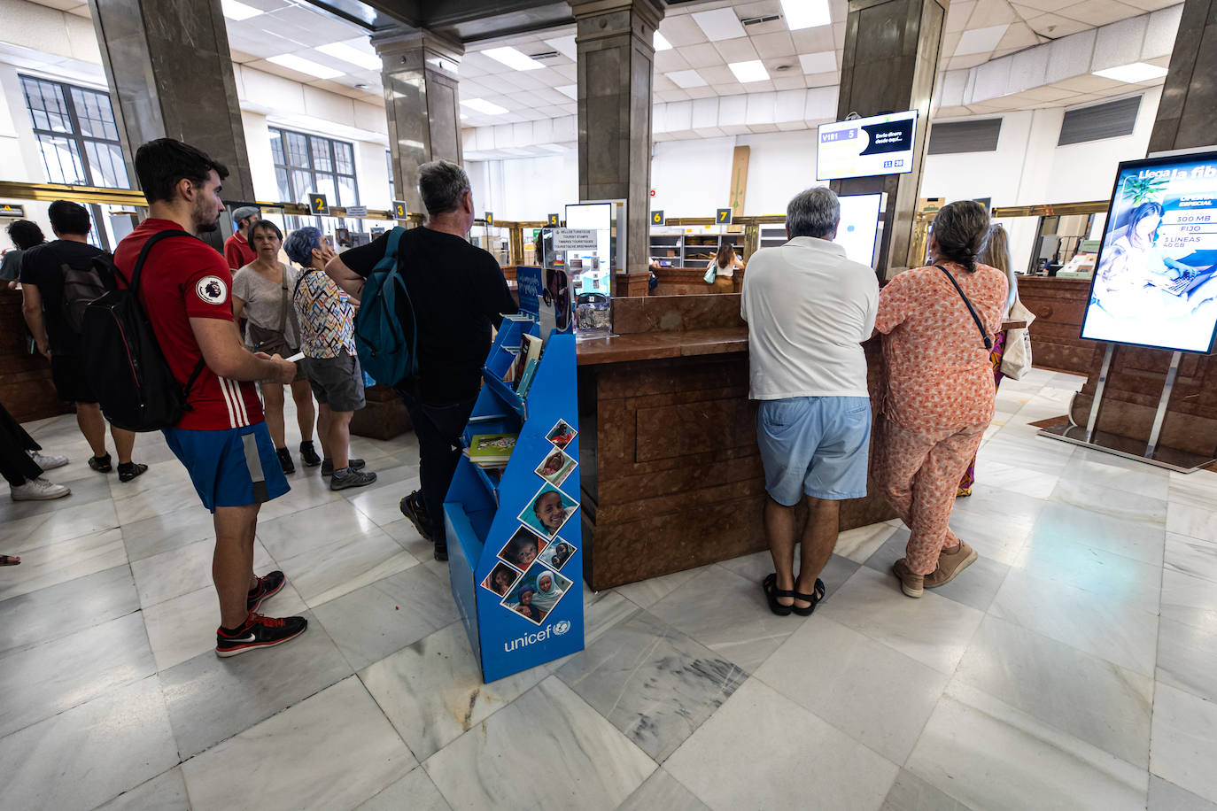 Ciudadanos esperando para votar en una oficina de Correos
