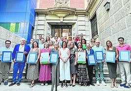 Los galardonados posan con la consejera de Salud.