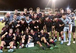 El Granada Juvenil A celebrando un torneo ganado este mismo curso.