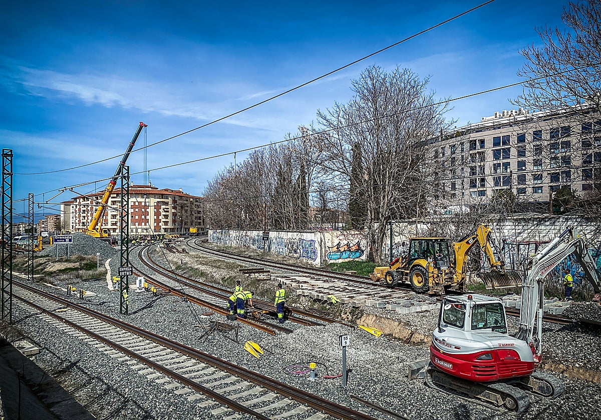 Obras del cambiador de ancho en el punto en el que se unen las vías procedentes de Málaga y Almería.