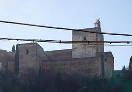 Los cables predominan en las calles del Albaicín.