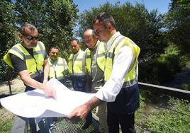 El presidente de la Diputación, Francisco Rodríguez, en su visita a Dúdar.