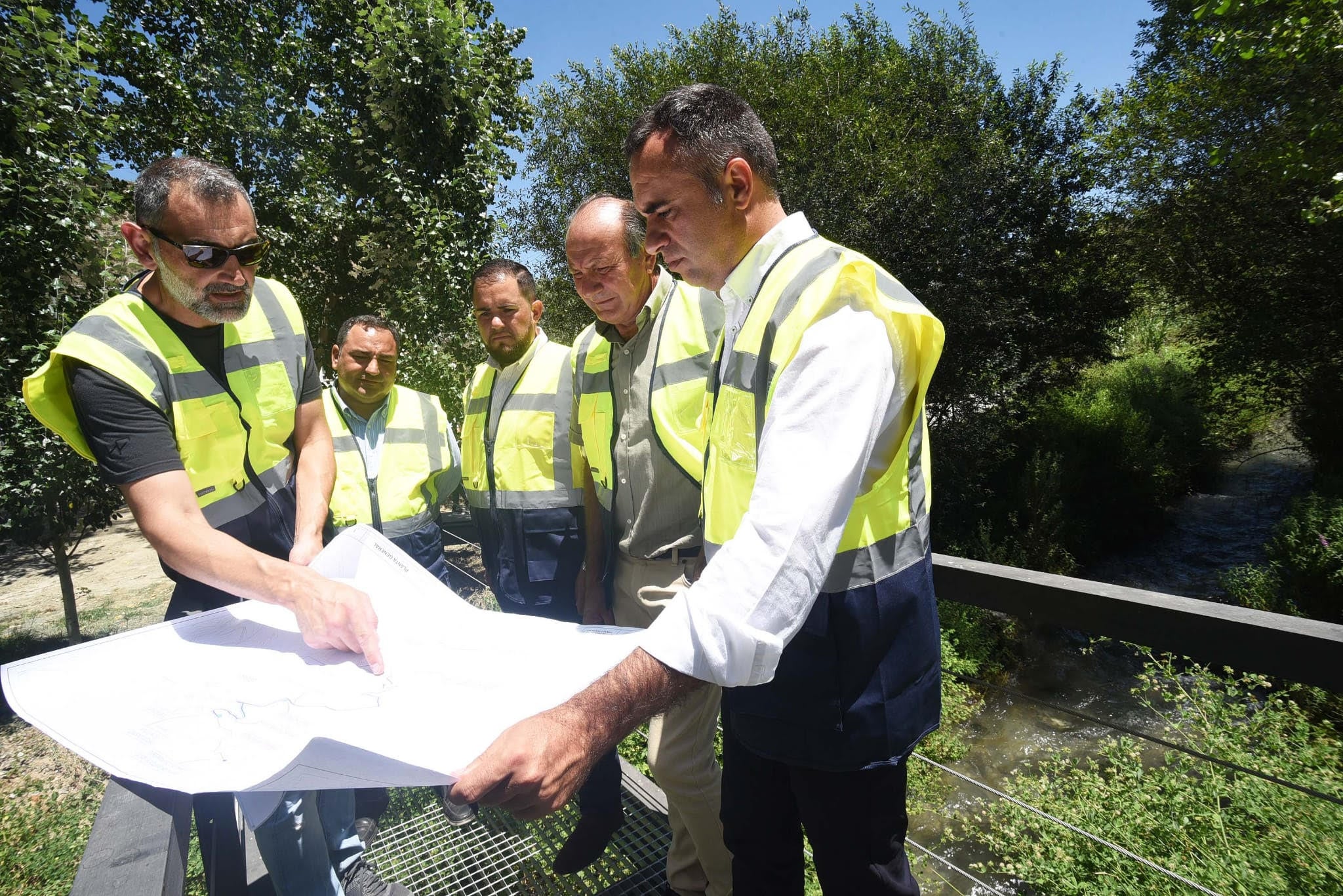 El presidente de la Diputación, Francisco Rodríguez, en su visita a Dúdar.