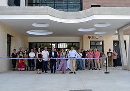 El Rector, Carmelo Rodríguez, corta la cinta inaugural a las puertas del Aulario V de Informática.