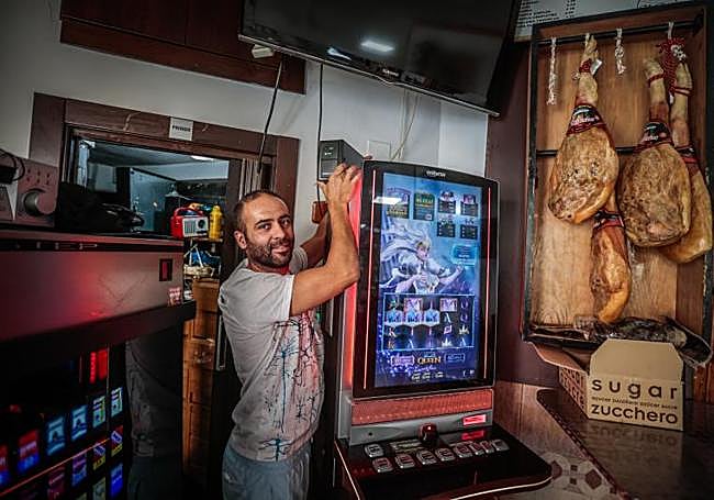 Manuel, dueño del bar-cafetería VG.