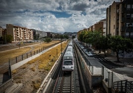 Un tren recorre la cicatriz a la altura del barrio de la Juventud.