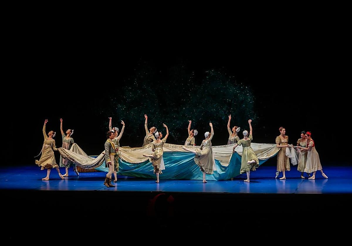 La bóveda celeste, desplegada de una bella manera por el cuerpo de baile.