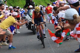 Carlos Rodríguez pedalea por Morzine ante el júbilo de los aficionados.