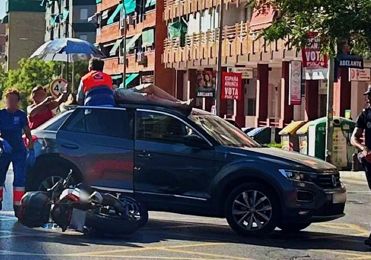 La motorista accidentada en el techo del coche contra el que chocó.