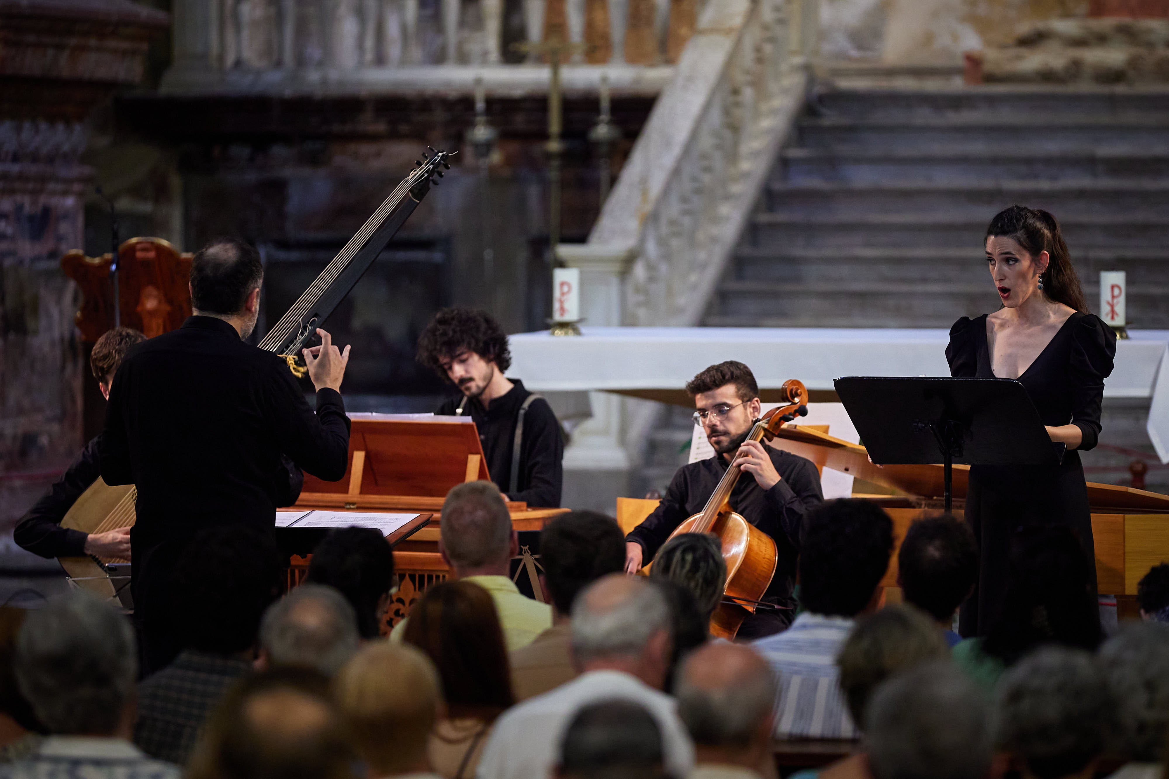 Mena (izquierda) dirige a la Academia Barroca del Festival, ayer en San Jerónimo.