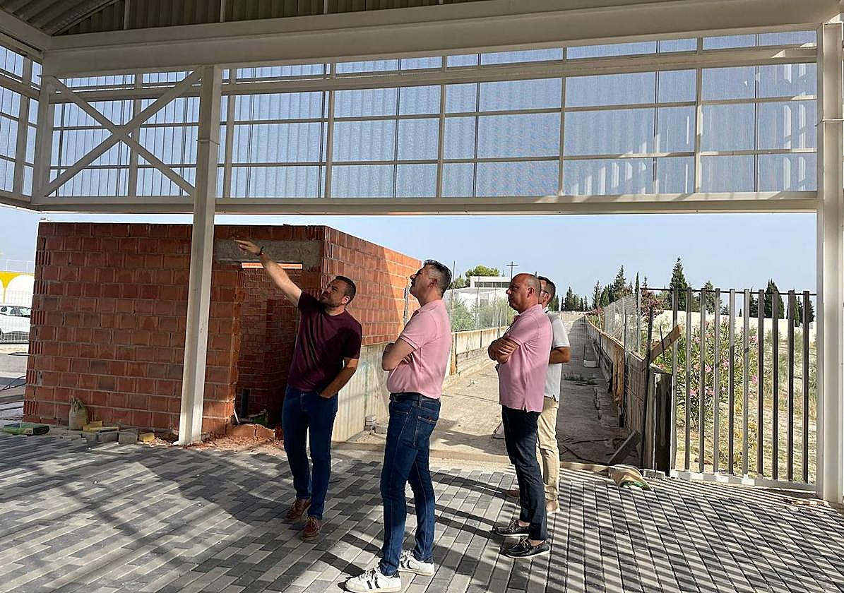 Visita a la zona donde se construye la pista.