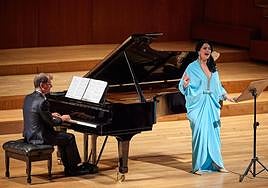 La soprano rumana Angela Gheorgiu, con el pianista Jeff Cohen, en su recital del Auditorio Falla.