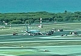 Pista de El Prat con el avión afectado.