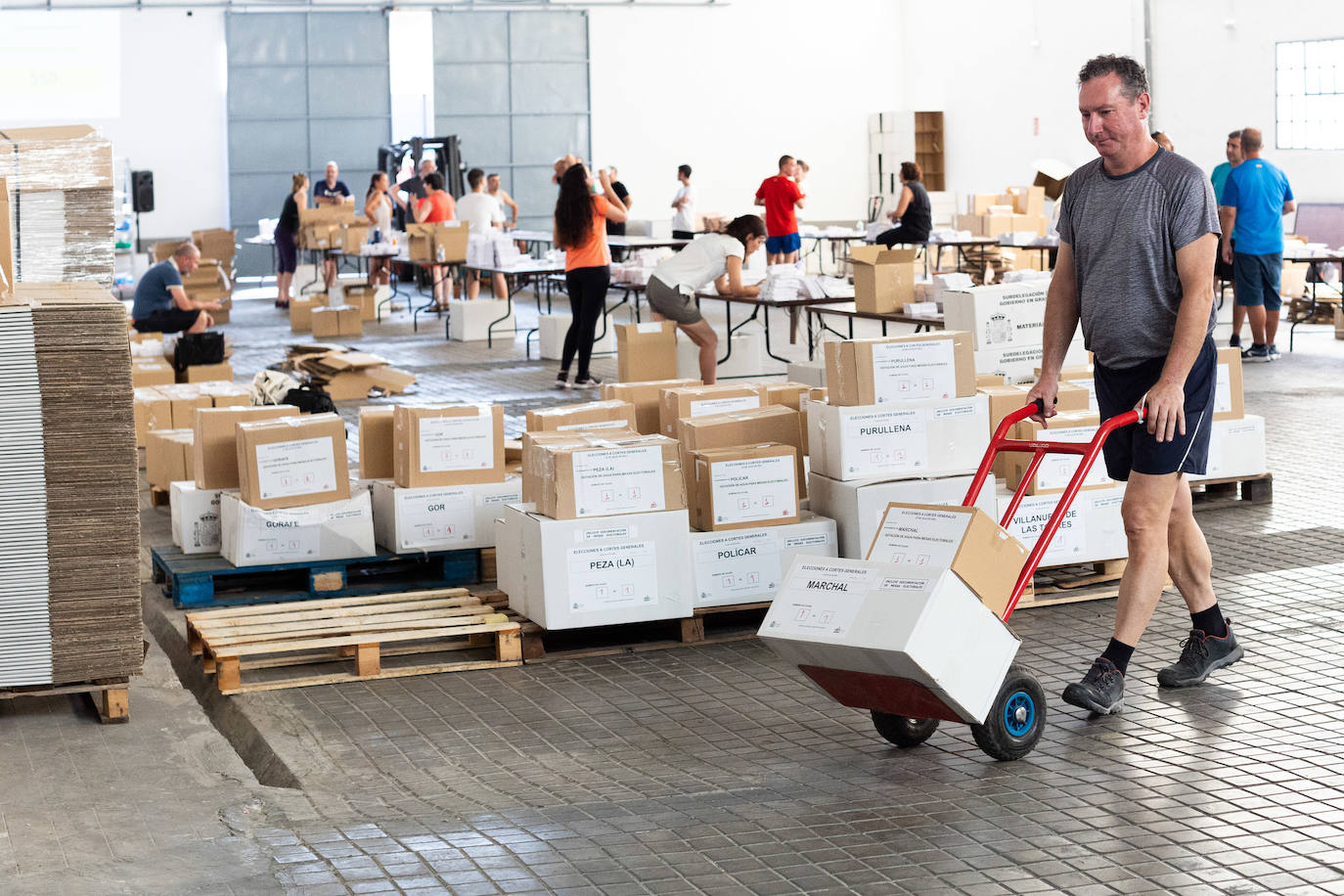 Cómo se preparan los colegios electorales en Granada